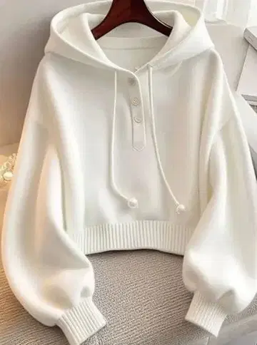 화이트 후드 부착 스웨터