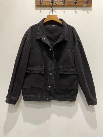 심플한 블랙 점퍼