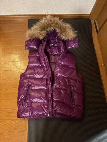 보라색 퍼 달린 다운 베스트