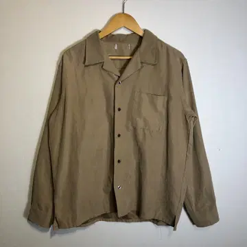 차분한 베이지색 M 사이즈 셔츠