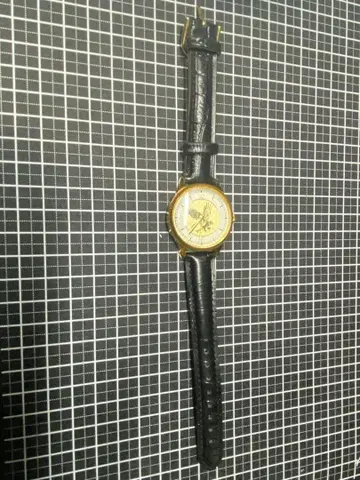 작동품 독수리 조각이 있는 골드 컬러 다이얼 시계