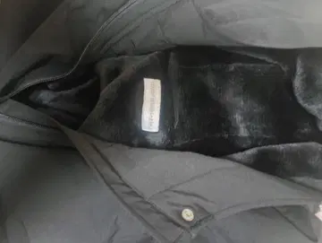 후드 부착 블랙 다운 자켓