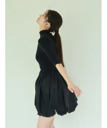 블랙 터틀넥 반팔 플레어 스커트