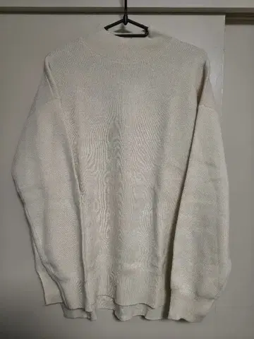 화이트 터틀넥 니트