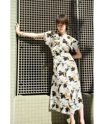 Mila Owen 공단 코사지 부착 내로우 플레어 패턴 원피스