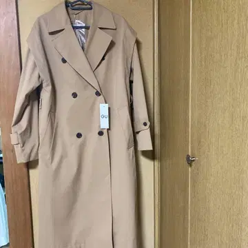 여성용 GU 베이지 더블 브레스트 트렌치코트.