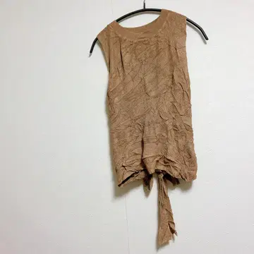 브라운 슬리브리스 상의 리본 포함 니트 베스트