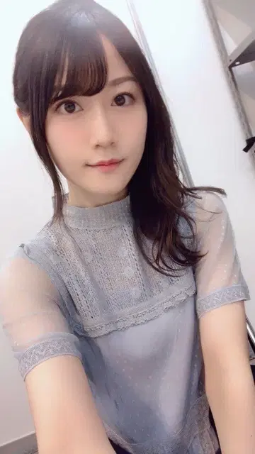 오구라 유이 착용 라이트 블루 레이스 반팔 원피스