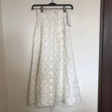 새상품 MERCURYDUO 모티브 튤 플레어 스커트 아이보리