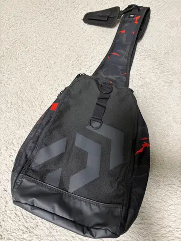 Daiwa 숄더백 블랙/레드