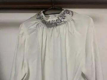 Hare [ LADIES ] 2WAY 플라워 자수 블라우스