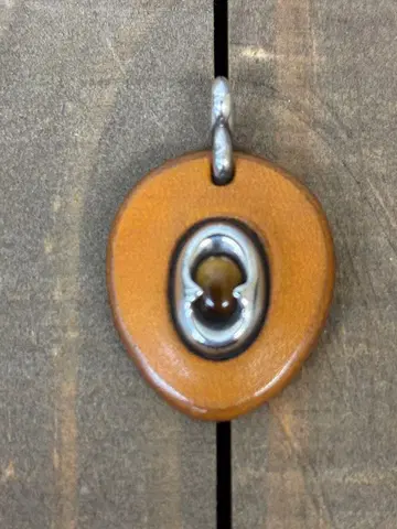 가죽 금속 타원형 펜던트