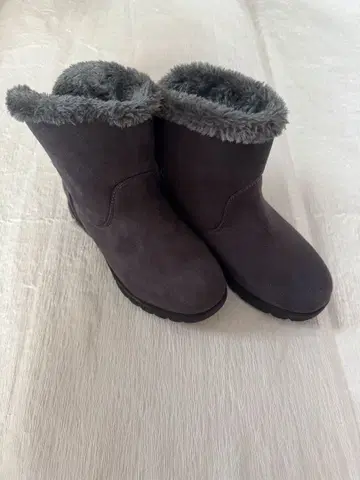 다크 그레이 퍼 달린 숏부츠