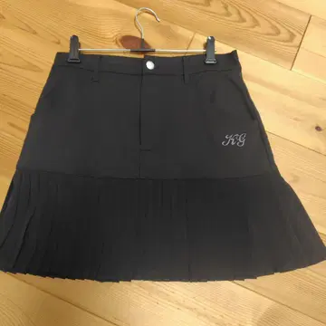 KISS ON THE GREEN 블랙 플리츠 스커트