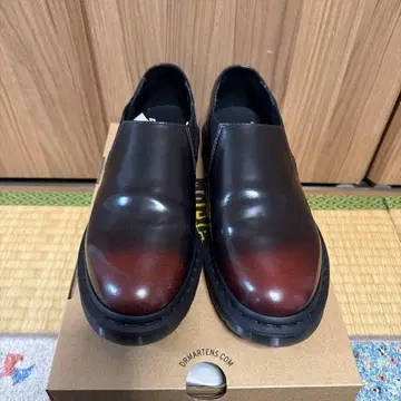 닥터 마틴 브라운 슬립온 슈즈
