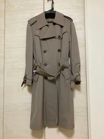 베이지 더블 브레스트 트렌치코트
