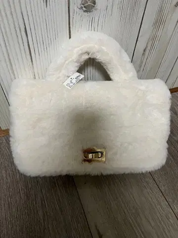 화이트 퍼 숄더백