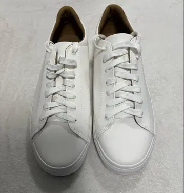 새상품급 ZARA 베이직 스니커즈 화이트