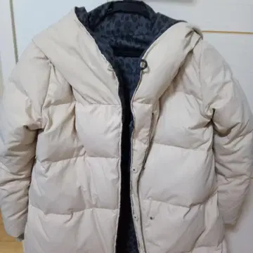 후드 부착 베이지 리버서블 다운 자켓