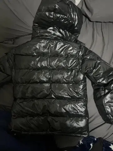 블랙 후드 부착 다운 자켓 광택