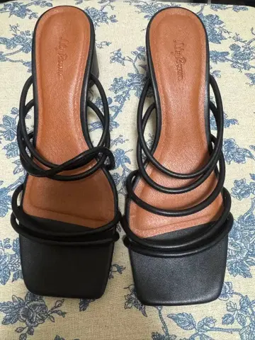 릴리 브라운 샌들