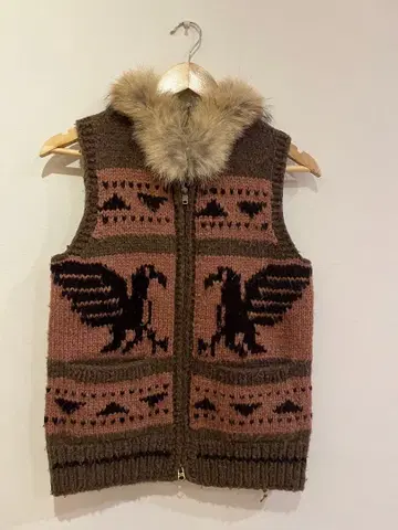 엠블럼 패턴 퍼 베스트