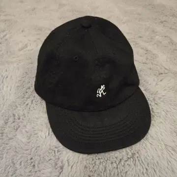 그라미치 블랙 캡, 자수 로고 포함