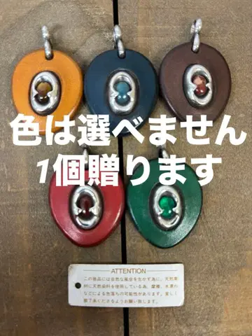 다색 가죽과 실버 펜던트