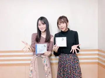 오구라 유이 착용 비대칭 핑크 리브 니트 5부 소매 상의