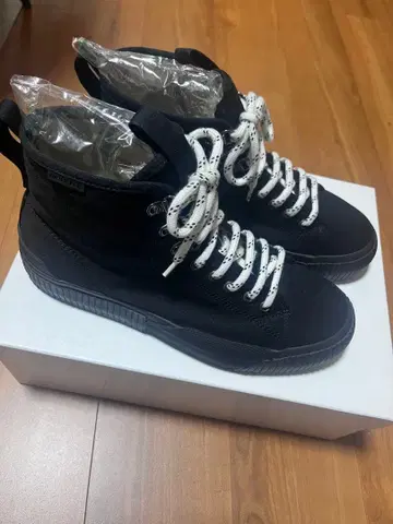 MONCLER 블랙 하이컷 스니커즈 42