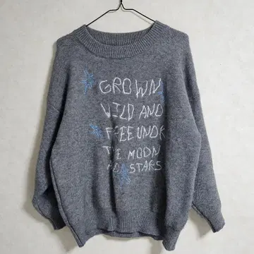 자수 들어간 그레이 오버 사이즈 니트