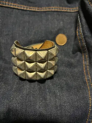 스터드 장식 가죽 뱅글 영국제