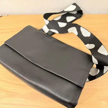 ear PAPILLONNER(이아 파피요네) 와이드 테이프 숄더백