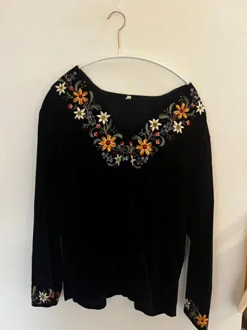 벨로아 상의 꽃 자수 used