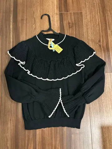 Lily Brown 블랙 프릴 니트 스웨터