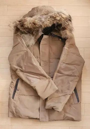 다운 자켓 퍼 포함 베이지