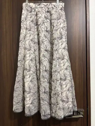 JUSGLITTY 플라워 자수 플레어 스커트