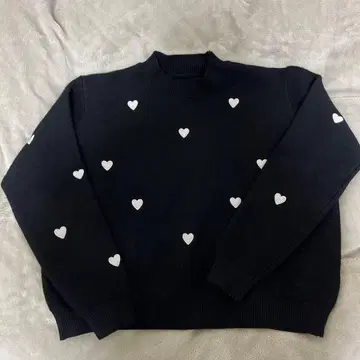 하트 무늬 아크릴 긴팔 스웨터 블랙
