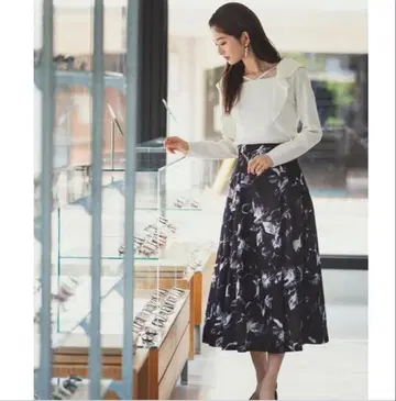 블러 처리된 플라워 플레어 스커트 프로포션