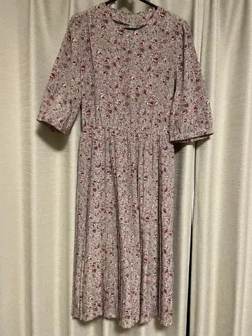 꽃무늬 반팔 원피스 무릎 기장 그레이 계열