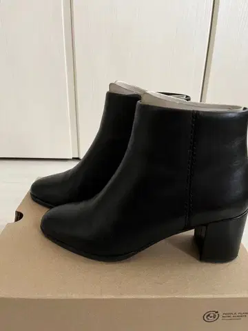 블랙 가죽 숏부츠 중간 굽