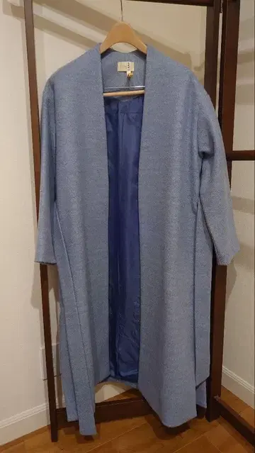 블루 벨트 부착 롱 코트