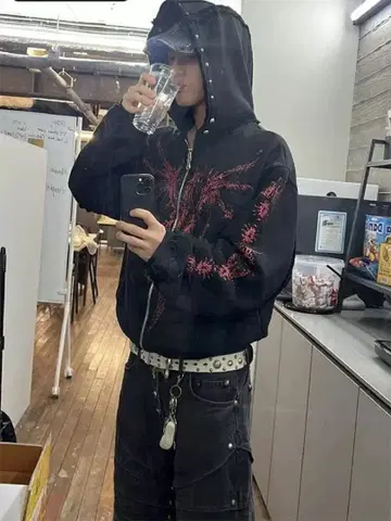 블랙 빨간색 자수 후드티