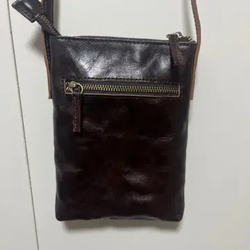 다크 브라운 가죽 숄더백