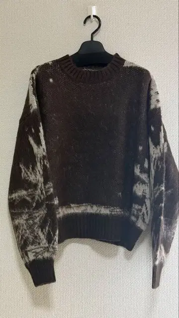 브라운 화이트 아트 니트 스웨터