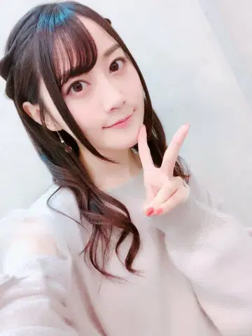 오구라 유이 착용 시스루 숄더 리본 포함 니트