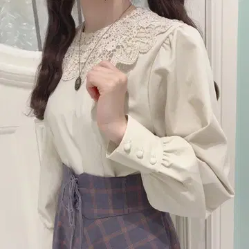 레이스 옷깃의 크림색 긴팔 블라우스