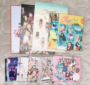 TWICE CD 굿즈 세트 아크릴 스탠드 캔뱃지