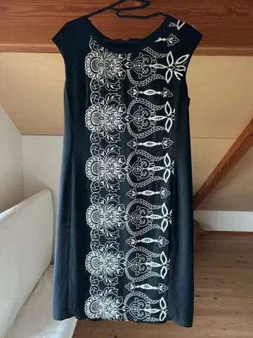 블랙 자수 장식 슬리브리스 무릎 기장 원피스