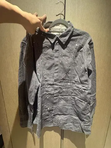 스트라이프 패턴 그레이 긴팔 셔츠